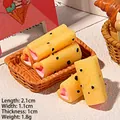 Modelo de mini rollo de huevo de resina con relleno de fresa rosa y virutas de chocolate - Corazón de Chocolate - Amarillo Crema - Crema Rosa