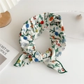 Petit carré de soie crème à imprimé fleuri et bordure verte noué en bandeau de cheveux - Beige Élégant Fleurs