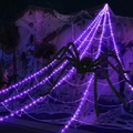Telaraña gigante con luces LED moradas y araña negra de felpa para decoración de Halloween - Red Triangular Y Araña Negra / Caja de Batería 8 Funciones LED (Púrpura)