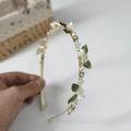 Detalle de diadema dorada elegante con flores de esmalte blanco, perlas y hojas - Hoja Grande