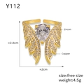 Detail eines goldenen Kupfer-Flügelrings mit Zirkon-Inlay und 2,8cm Größenangabe - Einheitsgröße/Verstellbar / Gold Weißer Zirkon