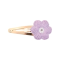 Detail einer lila gestrickten Blumen-Haarklammer mit goldenem Metalldruckknopf-Clip - Gestrickte Blumen-Haarspange / Lila (05)