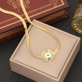 Dettaglio della collana con ciondolo a forma di occhio greco su portagioie dorato - 1# Collana