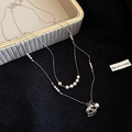 Primer plano del collar de doble capa plateado con perlas y colgante de caballo con circonitas - Collar Con Colgante de Circonita de Caballo Balancín de Perlas de Doble Capa (HN11115)