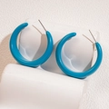 Orecchini a cerchio a C in acrilico blu lucido su espositore bianco ondulato - Blu