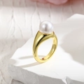 18k vergulde open ring met een ronde parel op een witte steen met textuur geplaatst - Eenvoudige Brede Band Parel Stijl