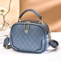 Sac bandoulière bleu à motif à carreaux avec détails dorés et large sangle en tissu - Motif à carreaux bleu