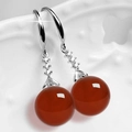Détail macro de boucles d'oreilles en argent avec agate rouge et zircon cerise - Or Blanc avec Zircon Rouge