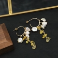 Boucles d'oreilles vintage dorées avec perles blanches naturelles et pierres ambrées - Créoles en C Baroques Citrine