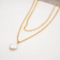 Collana doppia dorata con perline delicate, catena a graffetta e perla barocca - Perla A Bottone Doppio Strato Perla Barocca