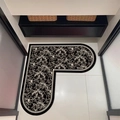 Tapis de bain noir en forme de U avec motif floral blanc sur carrelage blanc - 120*120cm / PVC Cuir Régulier / Fond Noir Fleur Blanche (Style C)