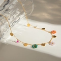Collana di perline a fiori dorati con ciondolo a cuore su un bicchiere decorato - Solo Collana a Cuore 029 / Oro / Multicolore