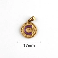 Goldener runder 17mm Edelstahlanhänger Buchstabe C mit lila Emaille und Hammerstruktur - Buchstabe C