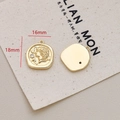 Detailansicht des 18x16mm vergoldeten Vintage-Münzanhängers mit Relief und Zirkonia - 9# Vintage Münze