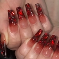 Lange trapeze kunstnagels met rood-zwart verloop, sprankelende steentjes en glitter - Lijm Stijl (JP3409)