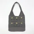 Detail der grauen Stricktasche mit Lochmuster und gelber Blumenstickerei für Damen - Hellgrau