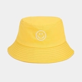 Détail du chapeau bob en coton jaune avec broderie sourire blanc et bord surpiqué robuste - Taille unique / Jaune
