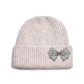 Détail du bonnet en maille beige clair orné d'un luxueux nœud surdimensionné en strass - Nœud à Strass / Poche zippée
