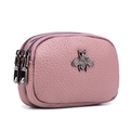 Détail de porte-monnaie en cuir rose avec texture litchi et décor d'abeille en métal - Rose Poudré