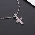 Vue macro du pendentif croix en argent avec gemmes roses et détails en zircon blanc - Collier Croix Pierre Rose Argent