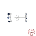 Dettaglio macro di orecchini a corona in argento 925 con gemme blu e zirconi bianchi - Oro Bianco & Zirconia Blu / Argento 925