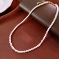 Elegante collana di perle bianche con chiusura dorata su lussuosa seta rossa - Collana #1 (Oro-Bianco)