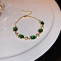 Elegante pulsera de cadena chapada en oro con esmeraldas verdes ovaladas y flores - Oro con Verde Oscuro (HB576)
