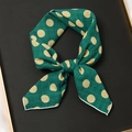 Carré de soie vert à pois beige avec bord roulé blanc pour femme accessoire chic - 55x55cm / Pois Vert Foncé
