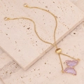 Detail der verstellbaren 18K Goldkette mit lila durchscheinendem Schmetterlingsanhänger - Hellviolett