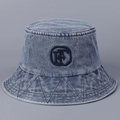 Détails de broderie FF et coutures triangulaires sur bob en denim bleu délavé - M (56-58cm) / Bleu foncé
