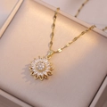 Makroaufnahme einer goldenen Sonnenblumen-Halskette mit Zirkonia-Steinen auf Seide - Sonnenblumen-Halskette (X0626) / Gold