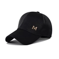 Gorra de béisbol negra clásica con logotipo M metálico dorado sobre fondo blanco puro - Negro / Ajustable