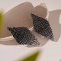 Vue détaillée des boucles d'oreilles losanges serties de diamants sur présentoir en pierre - Style Losange Pavé Argent (Tige Argent)