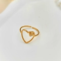 Detailansicht des verstellbaren vergoldeten Doppelherzrings mit funkelndem Straßstein-Inlay - Einstellbar Offen / Gold