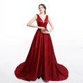 Elegante abito da sera in raso rosso intenso con sexy scollo a V e gonna lunga fino a terra - Taglia US 2 (S) / Borgogna