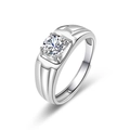 Vue détaillée d'une bague pour homme argentée avec finition polie et solitaire rond brillant - Ouvert Réglable / Argent TMJ003