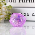 Makroaufnahme eines lila transparenten Facetten-Fidget-Spielzeugs mit Glitzer-Pailletten - Glitzer Lila