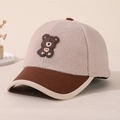 Dettaglio cappellino baseball bimbo bicolore con toppa orsetto e trama in lana - Senza Pompon / Cachi chiaro