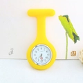 Dettaglio dell'orologio da infermiera in silicone giallo con movimento al quarzo su fiori - Giallo