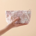 Beauty case in jacquard beige con ricamo a fiori rosa e cerniera con anello in argento - Rosa Ciliegio di Seta Piccolo / 20x9x5cm