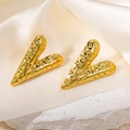 Vue détaillée des boucles d'oreilles dorées en V texturées sur pierre et soie - Style Concave Long en V (0409)