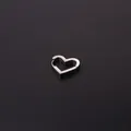 Orecchino a cuore in acciaio inossidabile lucido argento su fondo nero - Stile Cuore Inclinato (360-3#S) / Argento