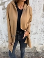 Detalle de la chaqueta camel con capucha con cremallera metálica y tejido de punto fino - S / Camel