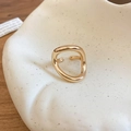 Detalle de anillo dorado ondulado y pulido presentado sobre una bandeja artística fina - Onda Irregular (Abierto) / Dorado