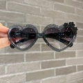 Gafas de sol corazón para niños negras con lunares blancos y detalle de flor 3D - Negro Translúcido Con Brillo Y Lentes Grises Degradados