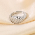 Anello serpente minimalista in argento lucido con design a spirale e trama ritorta - US 7 / Argento Croissant Spirale (KR111639-GC)