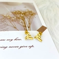 Detailansicht der mattgoldenen schleifenförmigen Ohrstecker auf einer dekorativen Geschenkkarte - Mattierter Großer Schleifenstil