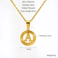 Dettaglio del ciondolo con lettera A in acciaio inossidabile placcato oro 18K con misure - Lettera A