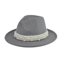 Detalle del sombrero de lana gris oscuro con filas decorativas de perlas blancas - Gris claro