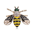 Detalle macro de broche de abeja con pedrería brillante y esmalte de colores vivos - Abeja de diamantes de imitación blancos (BC18Y0223-1)